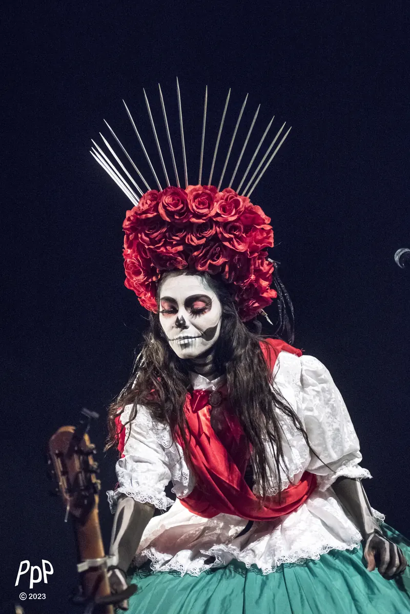 Mamselle Ruiz en Catrina, couronne de roses rouges