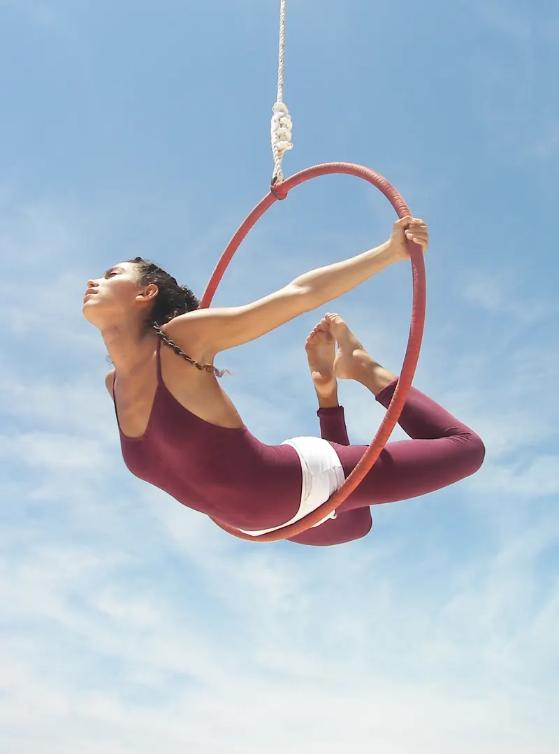 Mamselle Ruiz au cerceau aérien dans le ciel