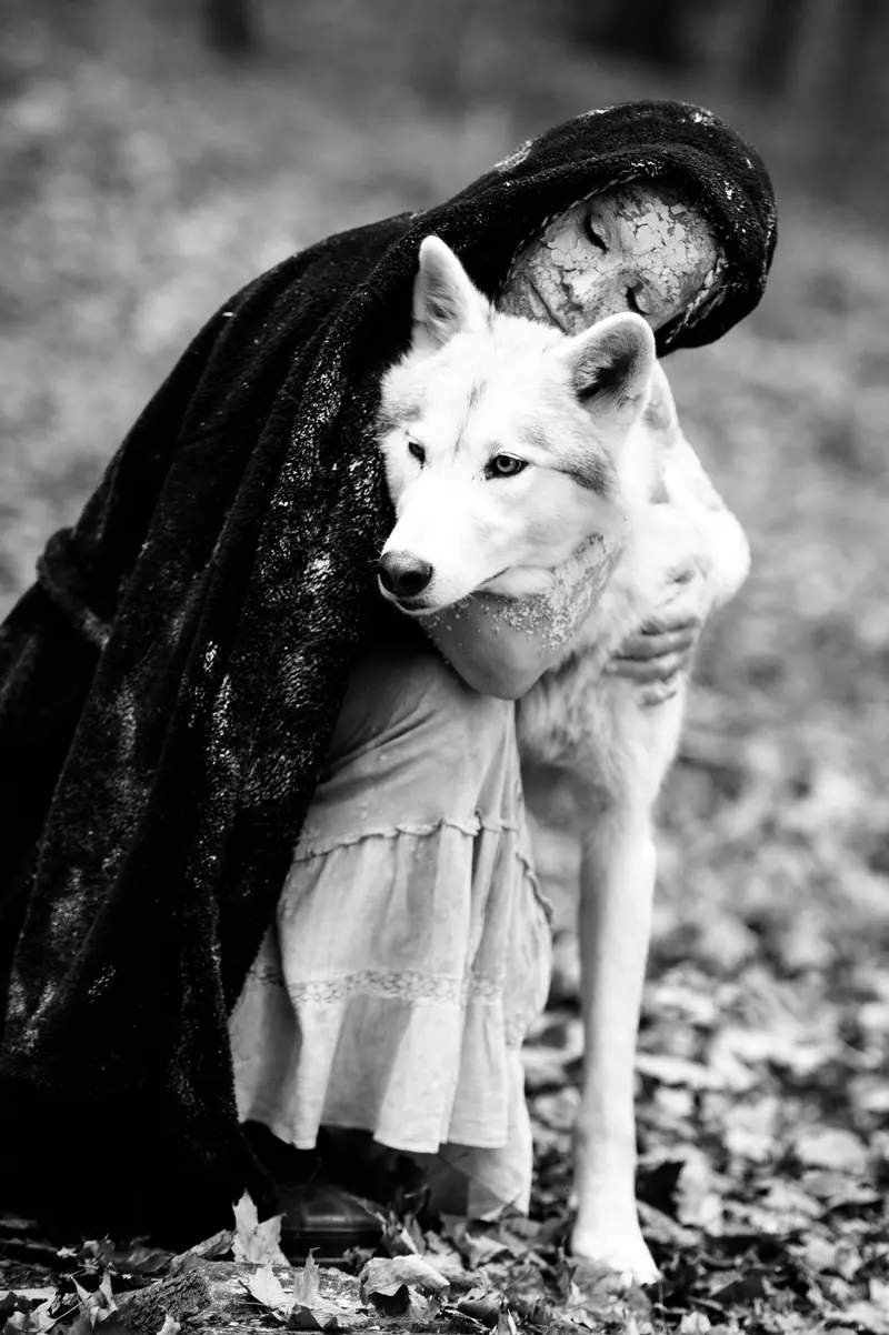 Mamselle Ruiz en Llorona, enlaçant un loup blanc, noir et blanc