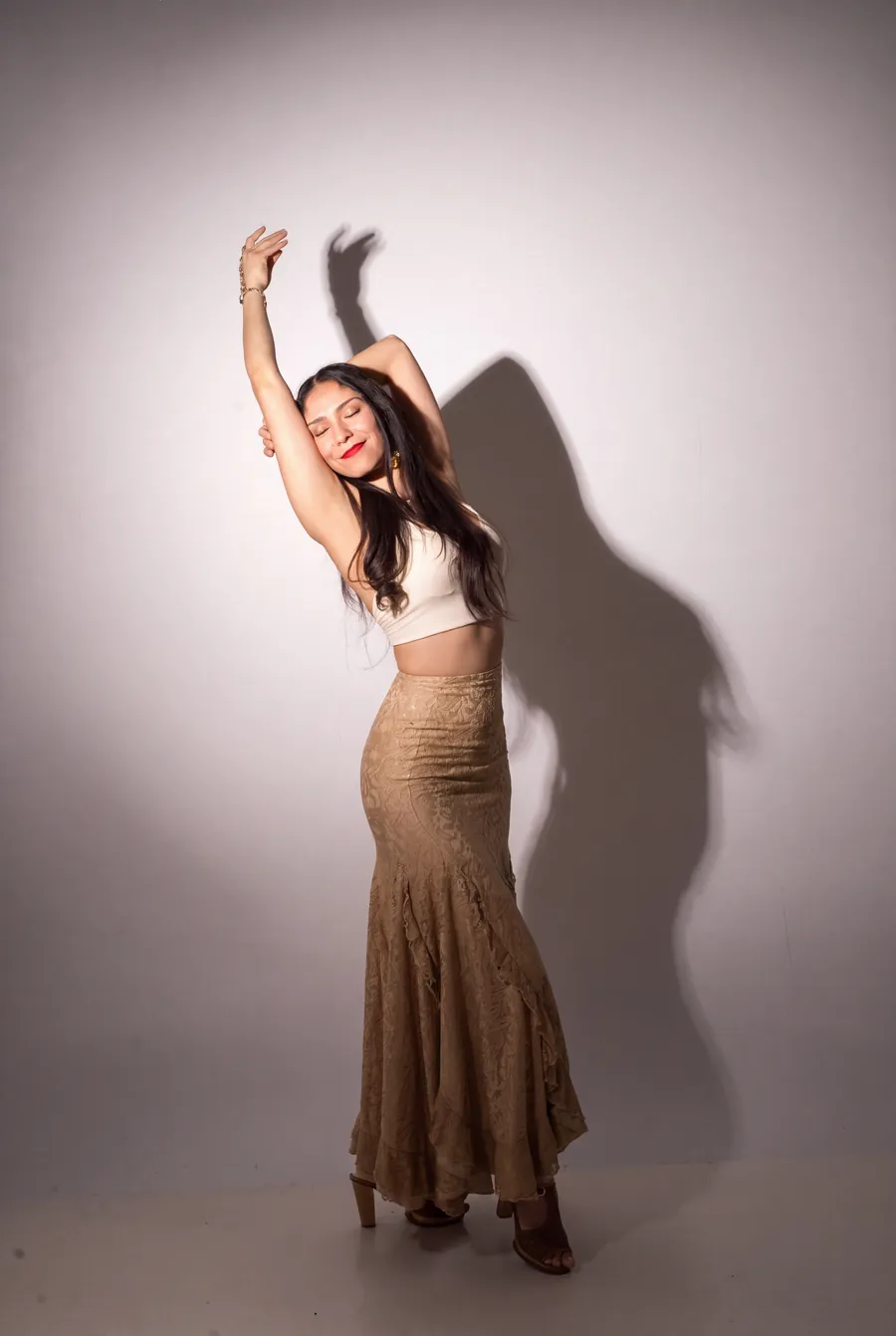 Mamselle Ruiz danse, les bras levés, les yeux fermés