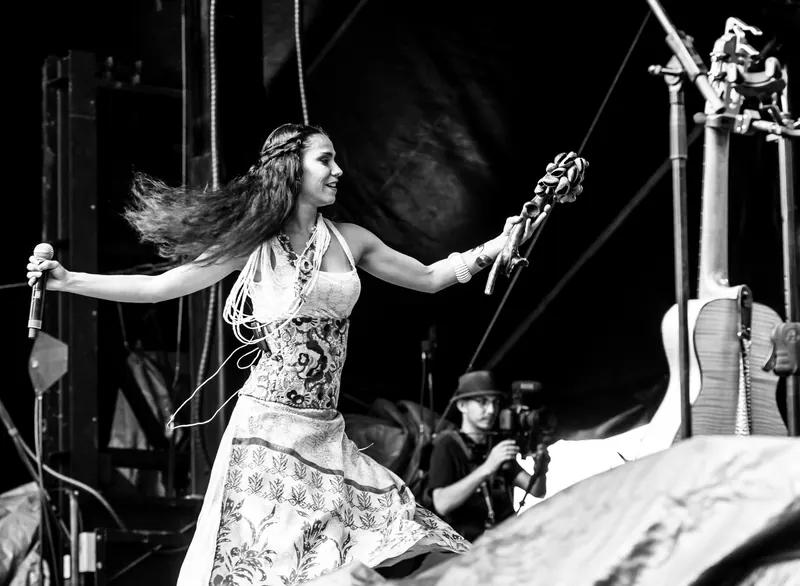 Mamselle Ruiz danse sur scène, photo noir et blanc