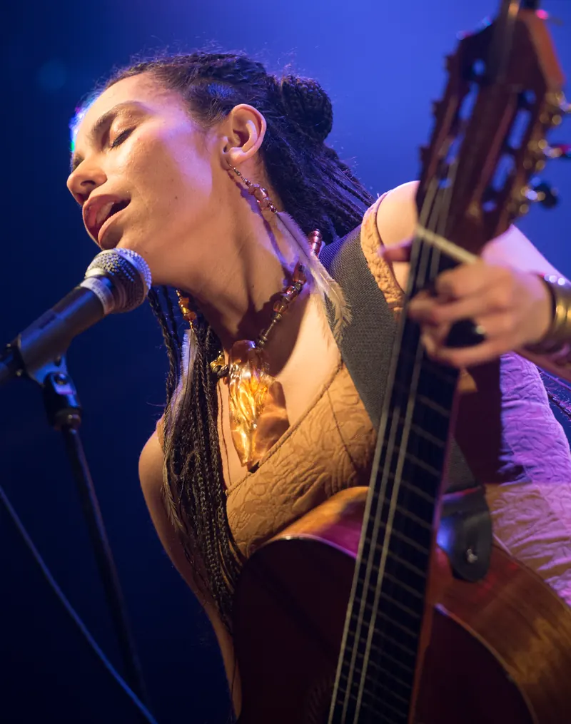 Mamselle Ruiz chante les yeux fermés, guitare à la main