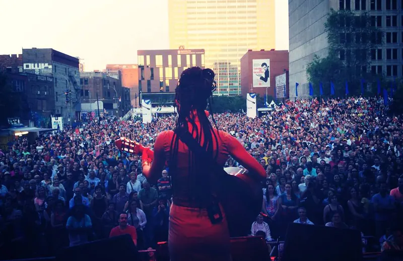 Mamselle Ruiz de dos, face à la foule du Festival International de Jazz de Montréal