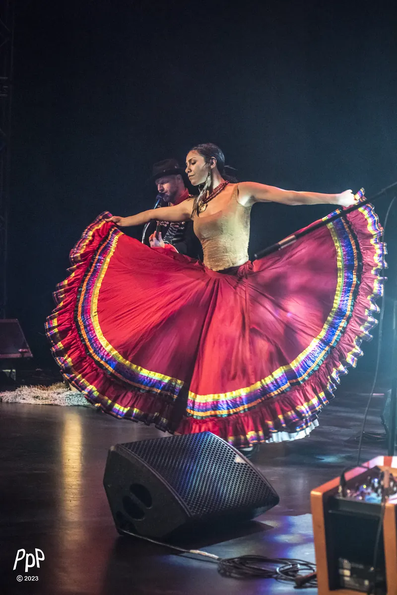 Mamselle Ruiz déploie une grande jupe rouge brodée sur scène