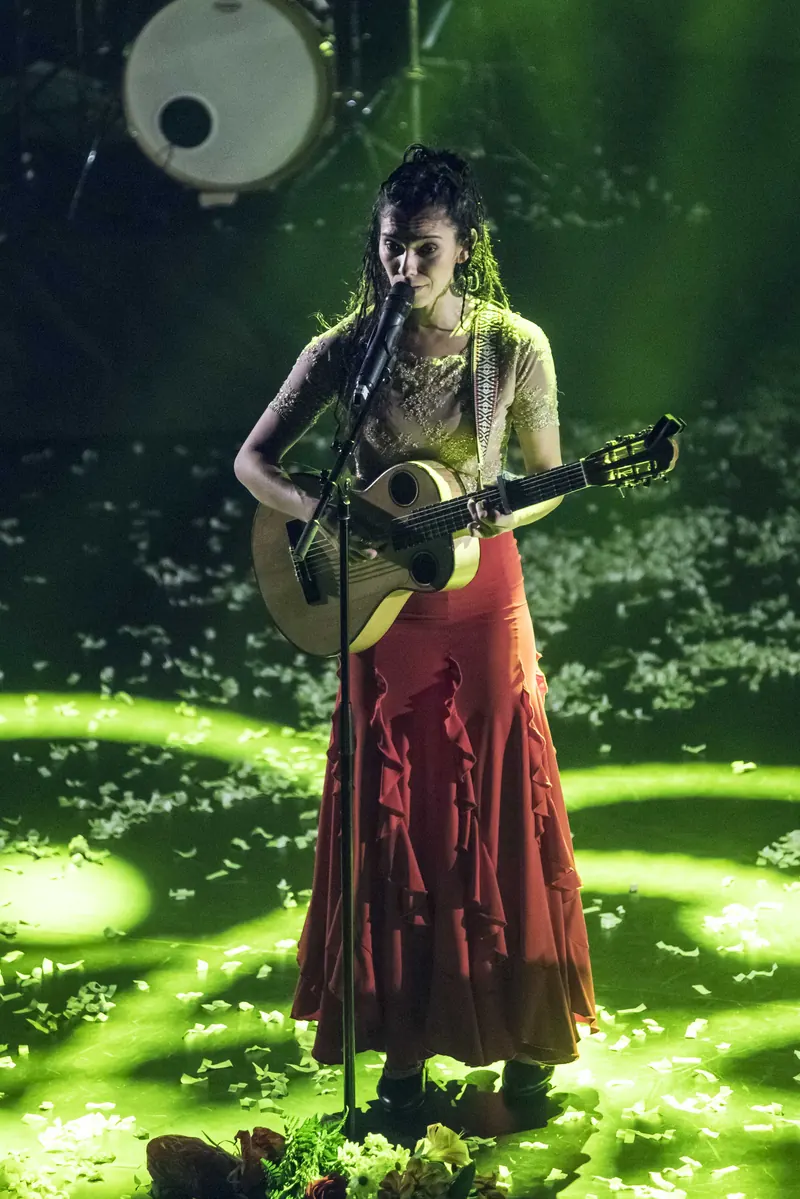 Mamselle Ruiz à la guitare sous une pluie de lumière verte