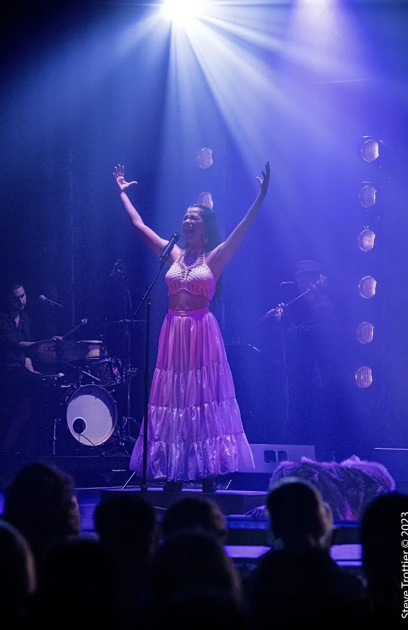 Mamselle Ruiz bras levés sous les projecteurs, à la TOHU
